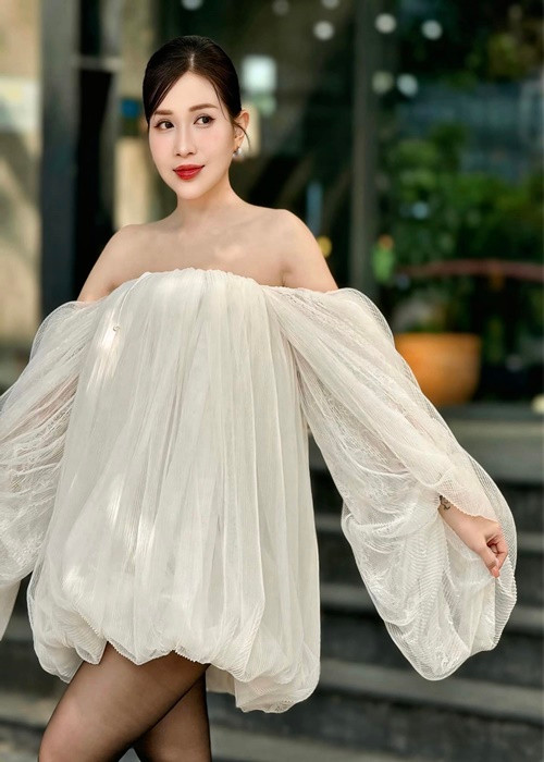 "Đệ nhất mỹ nữ vòng 1 đẹp làng hài Việt" từng chia sẻ trên Đẹp, là một người theo đuổi nghệ thuật, hơn ai hết, cô hiểu được rằng để xây dựng được hình tượng quyến rũ không chỉ đơn giản đến từ những động tác tạo dáng đơn thuần. Ảnh: FB Khả Như.