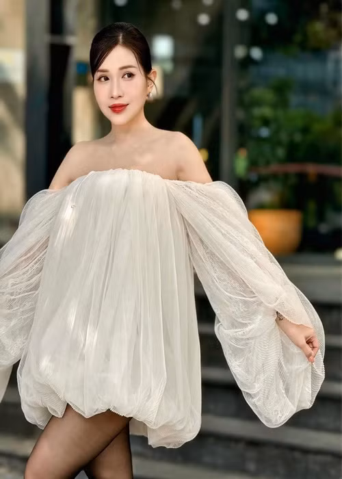 "Đệ nhất mỹ nữ vòng 1 đẹp làng hài Việt" từng chia sẻ trên Đẹp, là một người theo đuổi nghệ thuật, hơn ai hết, cô hiểu được rằng để xây dựng được hình tượng quyến rũ không chỉ đơn giản đến từ những động tác tạo dáng đơn thuần. Ảnh: FB Khả Như.