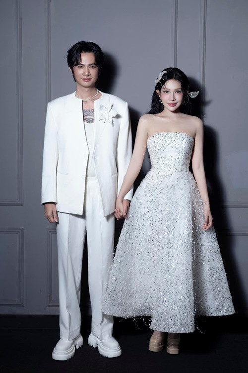 Khả Như viết: "Mèo là công chúa, kế bên là cận vệ" còn Huỳnh Phương chia sẻ: "Xuân đã đến bên em". Ảnh: FB Khả Như.