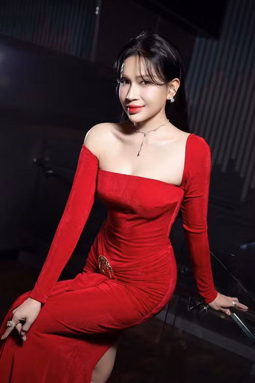 Nữ diễn viên hài không chỉ xinh đẹp mà còn giàu có. Năm 2016, Khả Như mua được căn nhà đầu tiên tại TP HCM. Năm 2019, cô tậu căn nhà thứ 2. Năm 2020, trong chương trình Nói đi ngại gì, Khả Như tiết lộ, món đồ đắt tiền nhất cô từng mua là căn nhà 4 tỷ đồng. Ảnh: FB Khả Như.