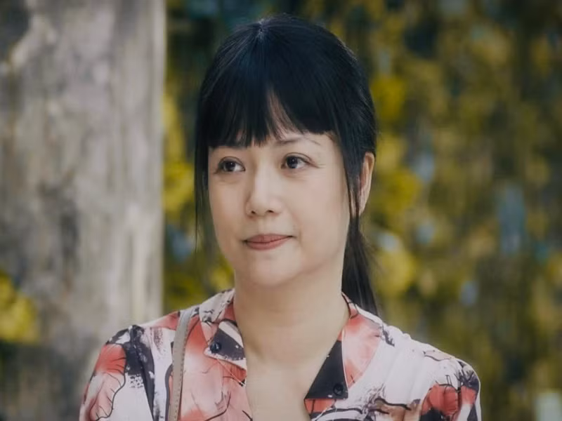 Kiều Anh chia sẻ trên Vietnamnet, nhân vật Quyên trong Cha tôi, người ở lại trải qua 2 giai đoạn. Thời trẻ, Quyên nghèo khổ. Khi đi xuất khẩu lao động về sau 16 năm, Quyên ăn mặc sành điệu, luôn cố tỏ ra có tiền dù không quá giàu. Ảnh: Vietnamnet.