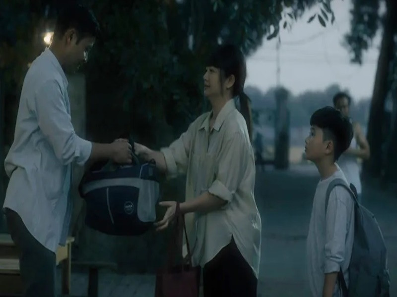 Trong phim Cha tôi, người ở lại, ngày trẻ, Quyên dẫn con trai Việt đến quán ăn của Bình để xin việc làm thêm. Lấy cớ vào viện chăm mẹ, Quyên gửi con trai cho Bình ở vài hôm nhưng không trở lại đón con sau nhiều năm. Ảnh: VTV.