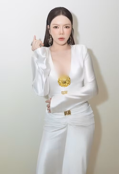 Là “phú bà”, Lý Nhã Kỳ vẫn độc thân. Mối tình gần nhất của người đẹp là cuộc tình 9 năm, kết thúc vào năm 2019.