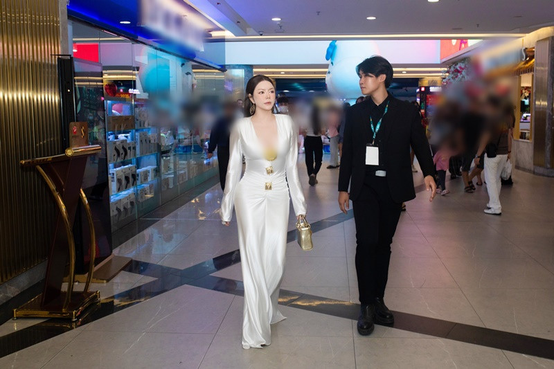 Sau nhiều năm kinh doanh, đóng phim, cô tích lũy được khối tài sản gần 400 tỷ.