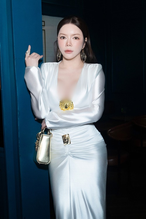 Diễn viên Lý Nhã Kỳ diện váy satin bó sát, xẻ ngực sâu khoe vóc dáng quyến rũ.