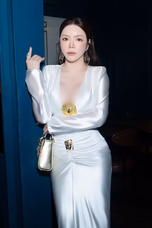 Diễn viên Lý Nhã Kỳ diện váy satin bó sát, xẻ ngực sâu khoe vóc dáng quyến rũ.