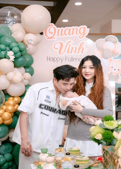 Tiệc đầy tháng của quý tử nhà Hồ Quang Hiếu mang tông màu xanh lá, hồng. Vợ chồng nam ca sĩ đã đặt mâm cúng tươm tất.