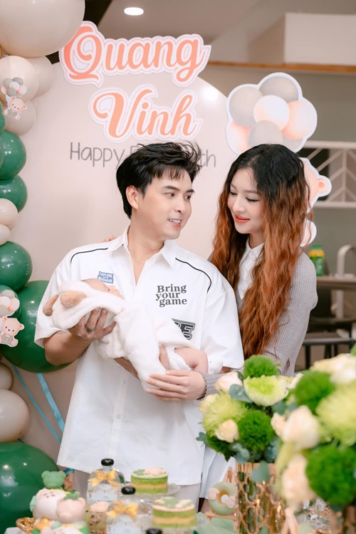  Hồ Quang Hiếu - Tuệ Như vừa mở tiệc đầy tháng cho con trai Quang Vinh ở biệt thự 23 tỷ.