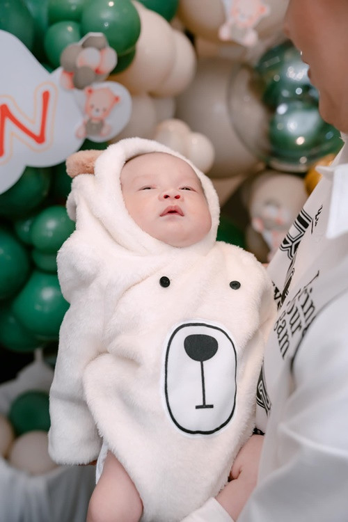 Quý tử nhà Hồ Quang Hiếu trộm vía bụ bẫm, đáng yêu khi tròn 1 tháng tuổi.