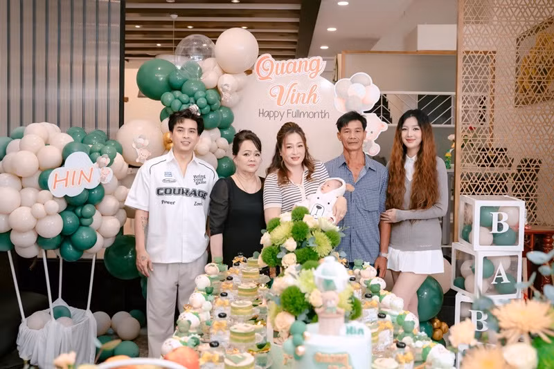 Vợ kém 17 tuổi của Hồ Quang Hiếu rạng rỡ, trẻ trung trong tiệc đầy tháng của con trai.