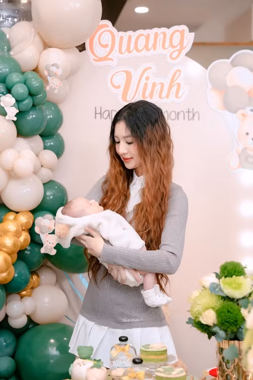 Tuệ Như nhắn nhủ con trai: "Vừa tròn một tháng làm mẹ bỉm, chúc em bé của mẹ mau ăn chóng lớn, ba mẹ thương em nhiều nhá".
