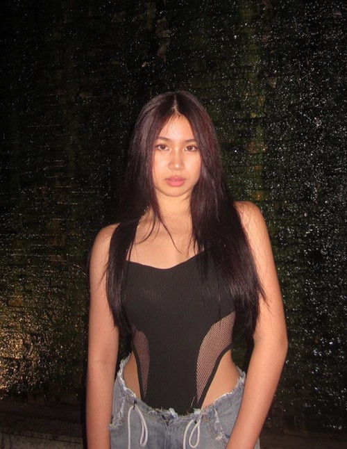 Cháu gái ca sĩ Lưu Hương Giang diện bodysuit táo bạo, kết hợp chân váy.