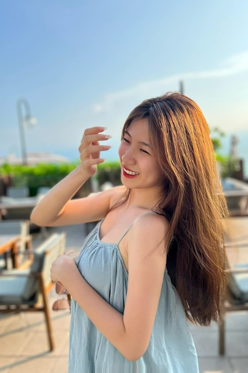 Ái nữ nhà nhạc sĩ Lưu Thiên Hương chuộng váy áo hai dây khoe vòng một.