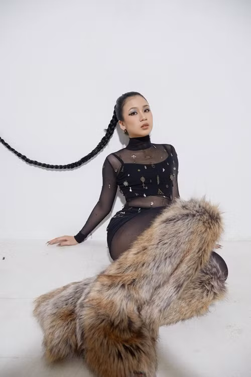 Phong cách của con gái Lưu Thiên Hương ở tuổi 20 được đánh giá khá táo bạo.