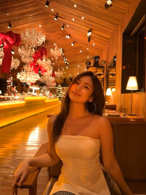 Theo Vietnamnet, Vy Uyên thích nghệ thuật và kinh doanh. Hiện tại, con gái Lưu Thiên Hương học Quản trị kinh doanh tại Đại học Kinh tế Quốc dân.