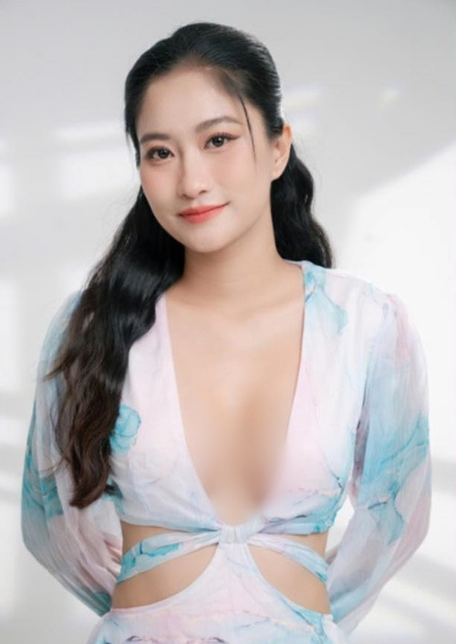 Chân Chân diện váy áo cắt khoét táo bạo, trang điểm kỹ lưỡng khoe diện mạo trẻ xinh không ngờ. Ảnh: FB Chân Chân.