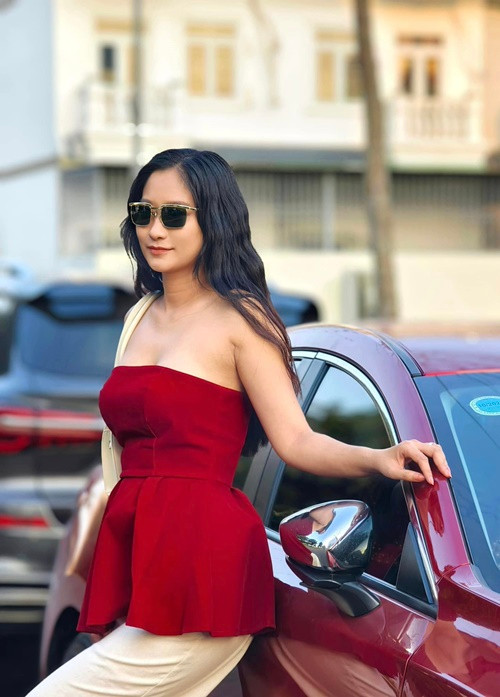 Chân Chân - bạn gái NSND Việt Anh lên đồ gợi cảm khi xuống phố. Cô lựa chọn áo cúp ngực kết hợp quần ống suông. Ảnh: FB Chân Chân.