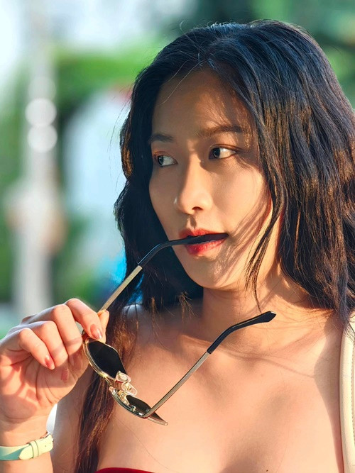 Bạn gái nghệ sĩ Việt Anh chăm mặc táo bạo khoe vòng một sau khi phẫu thuật thẩm mỹ. Ảnh: FB Chân Chân.