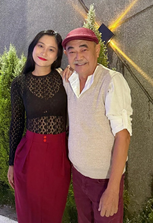 Nam nghệ sĩ không khỏi chạnh lòng khi ông và bạn gái đối mặt với những bình luận trái chiều về chuyện hẹn hò. Ảnh: FB NSND Việt Anh.