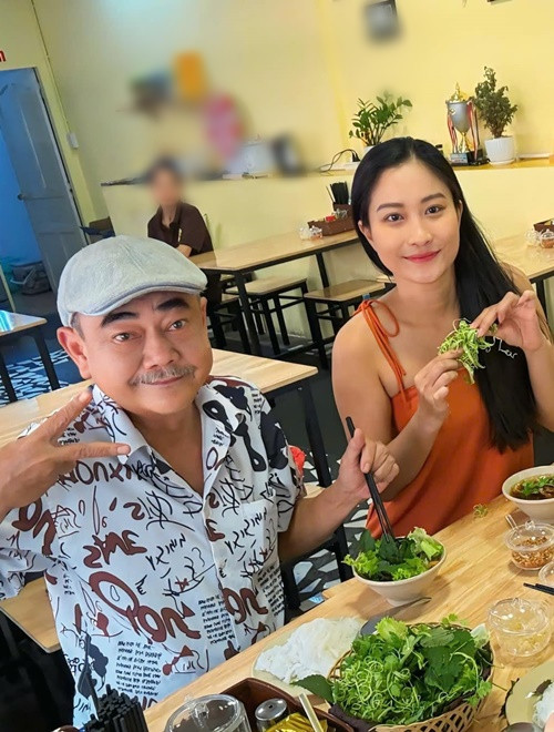 Cặp đôi lệch tuổi chia sẻ hình ảnh đi ăn uống, đi du lịch, trên phim trường. Ảnh: FB Chân Chân.