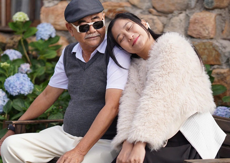 Nghệ sĩ Việt Anh và bạn gái dành cho nhau những cử chỉ tình cảm như kề vai, nắm tay. Ảnh: FB NSND Việt Anh.