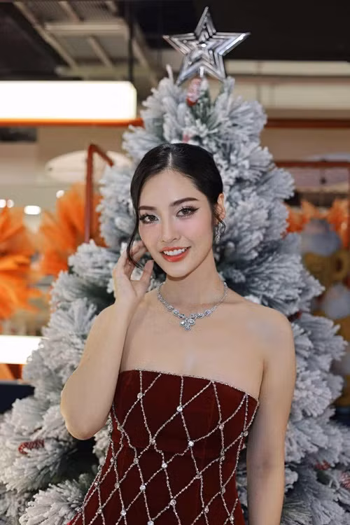 Vào tháng 7/2022, Nông Thúy Hằng vướng tin đồn cặp đại gia. Nhanh chóng, cô phủ nhận nghi vấn này. "Tôi chưa bao giờ có mối quan hệ nào với một người đã có gia đình, thậm chí đại gia lại càng không”, Nông Thúy Hằng chia sẻ trên Báo Giao Thông. Ảnh: FB Nông Thúy Hằng.