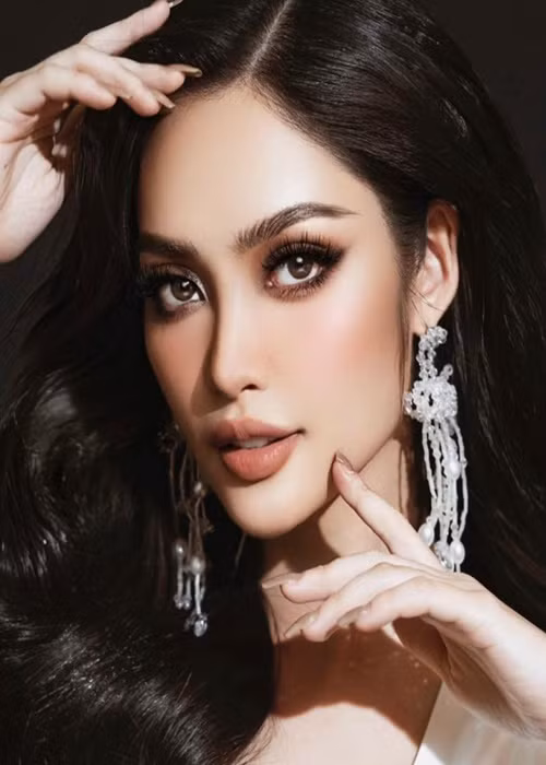 Nông Thúy Hằng từng có một mối tình kéo dài 3 năm. Thời điểm đăng quang Hoa hậu các Dân tộc Việt Nam 2022, chia sẻ trên Vietnamnet, người đẹp cho biết, cô và bạn trai có một tình yêu gà bông khi cả hai là sinh viên bình thường. Ảnh: FB Nông Thúy Hằng.