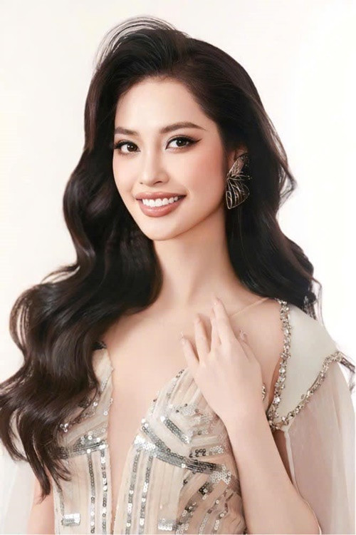 Nông Thúy Hằng cho biết, cô và diễn viên Thừa Tuấn Anh chỉ đóng MV Nơi anh là nhà của ca sĩ Phúc Anh và nhóm nhạc Oplus. Ảnh: FB Nông Thúy Hằng.