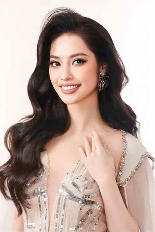 Nông Thúy Hằng cho biết, cô và diễn viên Thừa Tuấn Anh chỉ đóng MV Nơi anh là nhà của ca sĩ Phúc Anh và nhóm nhạc Oplus. Ảnh: FB Nông Thúy Hằng.