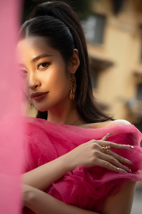 Tháng 10/2023, Hoa hậu Nông Thúy Hằng bị đồn sắp kết hôn khi diện váy cưới. Chia sẻ với Sinh viên Việt Nam, người đẹp phủ nhận. Ảnh: FB Nông Thúy Hằng.