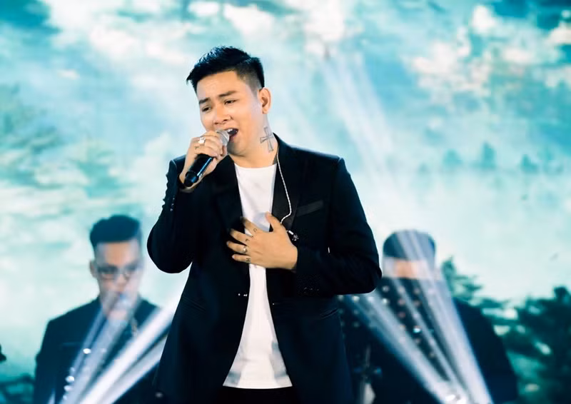 Sau khi Hoài Lâm công khai yêu Bảo Ngọc vào năm 2016, nam ca sĩ đòi cưới nhưng gia đình lẫn người hâm mộ phản đối. Năm 2018, Hoài Lâm và Bảo Ngọc vướng nghi vấn chia tay khi Bảo Ngọc gỡ bỏ hình ảnh bên Hoài Lâm. Sau tin đồn đường ai nấy đi với Hoài Lâm, Bảo Ngọc dính nghi vấn sinh con. Đúng như đồn đoán, cặp đôi bí mật kết hôn và có con. Ảnh: FB Hoài Lâm.