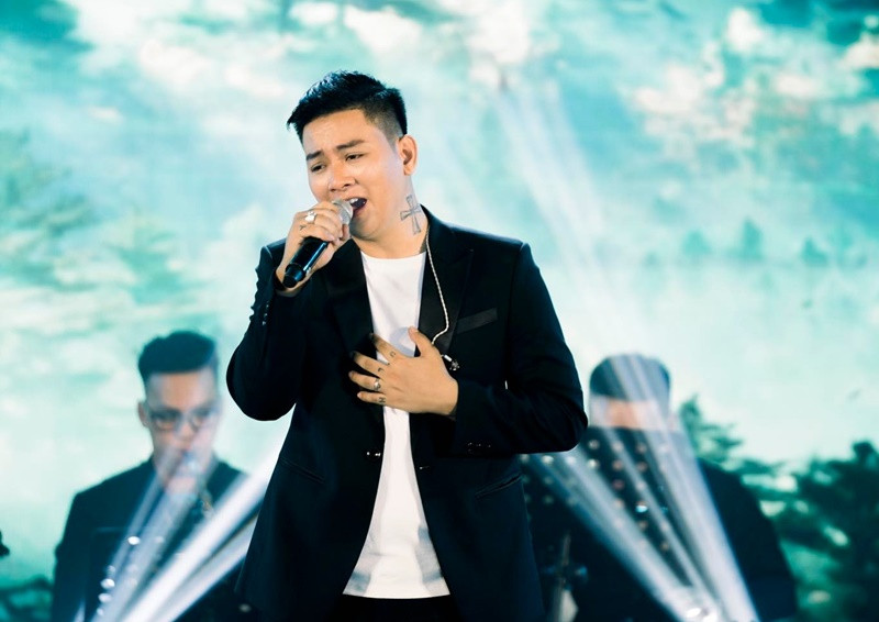 Sau khi Hoài Lâm công khai yêu Bảo Ngọc vào năm 2016, nam ca sĩ đòi cưới nhưng gia đình lẫn người hâm mộ phản đối. Năm 2018, Hoài Lâm và Bảo Ngọc vướng nghi vấn chia tay khi Bảo Ngọc gỡ bỏ hình ảnh bên Hoài Lâm. Sau tin đồn đường ai nấy đi với Hoài Lâm, Bảo Ngọc dính nghi vấn sinh con. Đúng như đồn đoán, cặp đôi bí mật kết hôn và có con. Ảnh: FB Hoài Lâm.