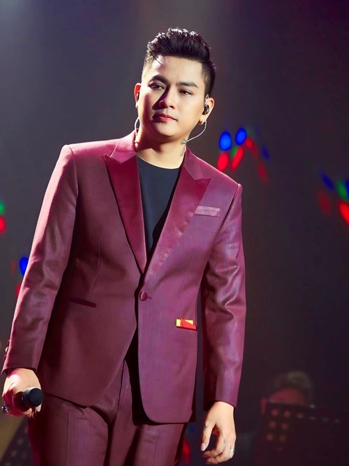 Hoài Lâm thừa nhận trở thành ông bố hai con vào năm 2019. Sau đó, anh cùng Bảo Ngọc thoải mái đăng ảnh hai con gái. Từ dịp Tết 2020, Bảo Ngọc không mấy khi nhắc đến chồng. Hoài Lâm cũng không xuất hiện bên vợ con. Điều này làm dấy lên tin đồn cuộc hôn nhân của Hoài Lâm gặp trục trặc. Ảnh: FB Hoài Lâm.