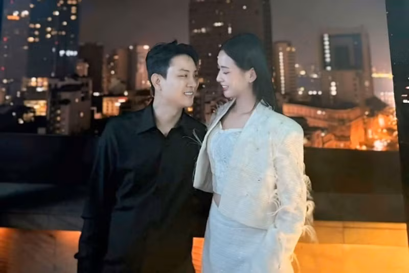 Hoài Lâm từng viết: “Hạnh phúc khi ở bên em” khi chia sẻ hình ảnh bên Kim Ngân. Ảnh: FB Hoài Lâm.