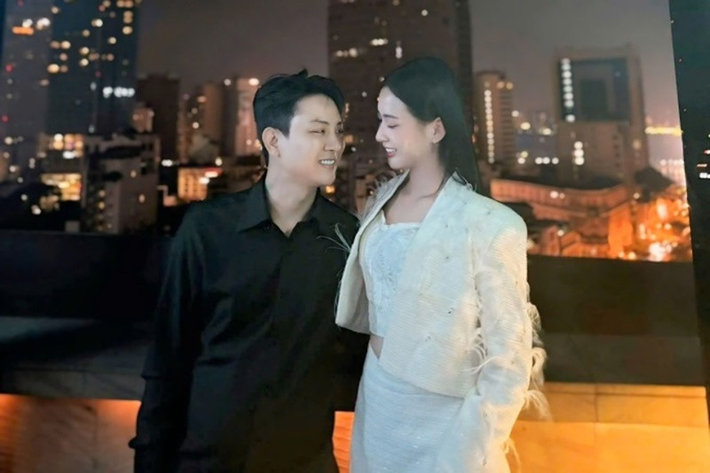 Hoài Lâm từng viết: “Hạnh phúc khi ở bên em” khi chia sẻ hình ảnh bên Kim Ngân. Ảnh: FB Hoài Lâm.