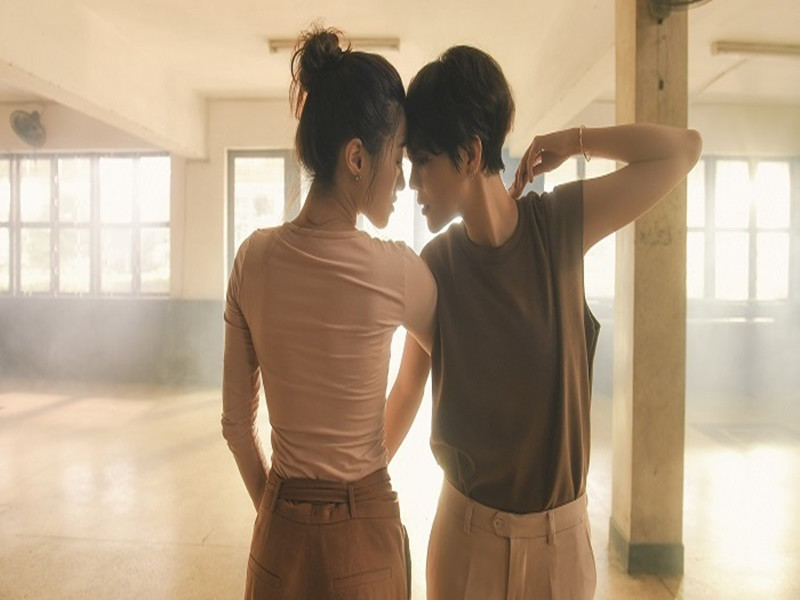 Được Khả Như truyền kinh nghiệm: "Em phải yêu lấy bạn diễn của mình", Vũ Cát Tường nhập tâm đóng vai người yêu của Thu Trang. Ảnh: Vietnamnet.