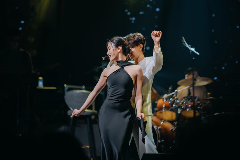 Vũ Cát Tường và Thu Trang khiêu vũ trên sân khấu. Ảnh: FB Vũ Cát Tường.