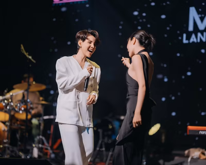 Ngoài các MV, Vũ Cát Tường còn hợp tác với Thu Trang trong một số buổi biểu diễn. Ảnh: FB Vũ Cát Tường.