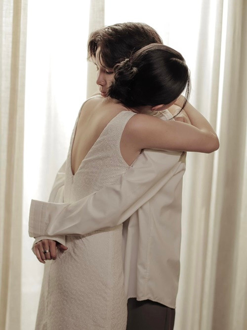 Tháng 3/2024, giọng ca Vết mưa tung loạt ảnh bên Thu Trang đồng thời viết trên trang cá nhân: "8/3 Tường chúc tất cả những người phụ nữ luôn được hạnh phúc, bình yên và xinh đẹp. Tặng mọi người bộ ảnh đã chụp tại set quay nhé. Đây không phải hình cưới nha, xin mấy bạn đừng tung tin đồn". Ảnh: FB Vũ Cát Tường.