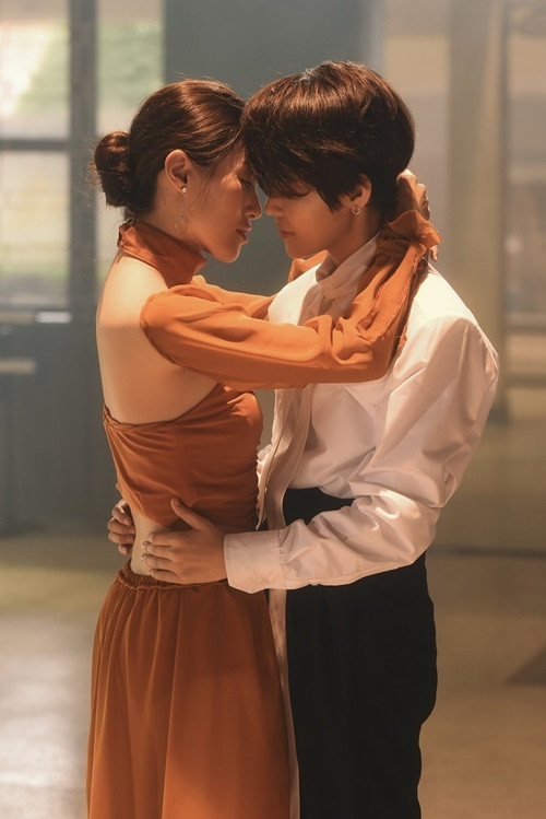 Theo Dân Việt, khi đóng MV Có người, Thu Trang và Vũ Cát Tường tỏ ra khá ngại ngần khi diễn cảnh tình cảm bởi đây là lần đầu hợp tác giữa hai người. Ảnh: Vietnamnet.