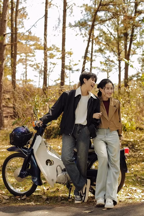 Nhiều cư dân mạng đặt nghi vấn người yêu của Vũ Cát Tường là vũ công Thu Trang. Theo Vietnamnet, năm 2019, Thu Trang tham gia MV Có người của Vũ Cát Tường. Ảnh: FB Vũ Cát Tường.