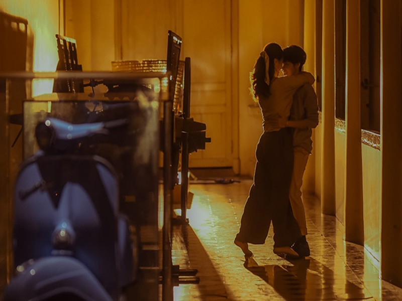 Trong các sản phẩm âm nhạc, Vũ Cát Tường và Thu Trang có nhiều phân cảnh tình cảm. Ảnh: Dân Việt.