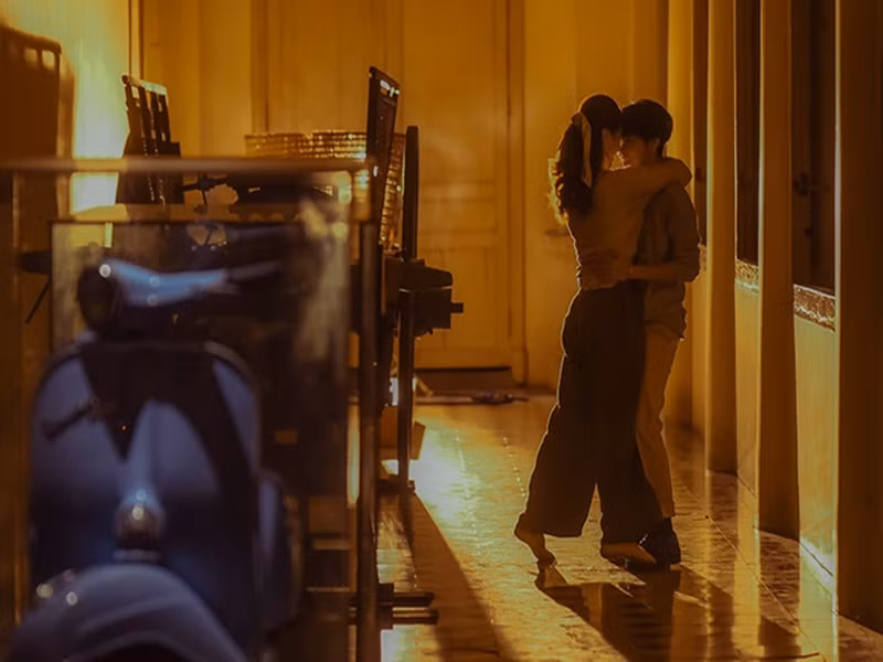 Trong các sản phẩm âm nhạc, Vũ Cát Tường và Thu Trang có nhiều phân cảnh tình cảm. Ảnh: Dân Việt.