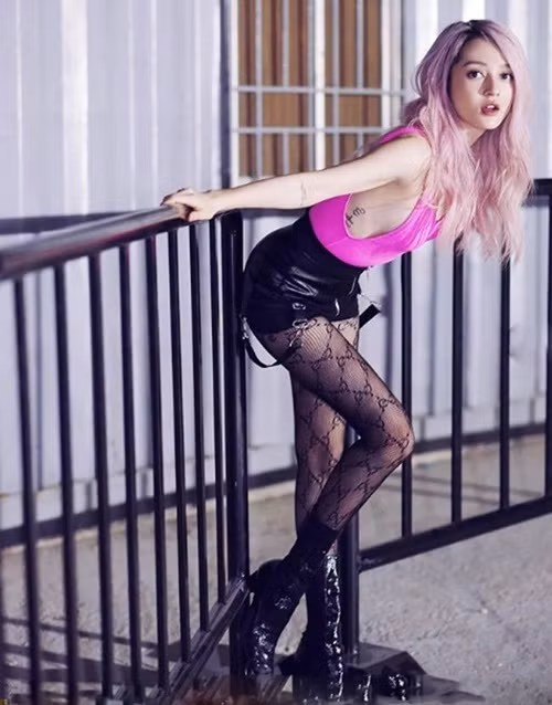 Nữ ca sĩ Bảo Anh từng chăm mặc các kiểu váy áo ngắn cũn cỡn hay cắt xẻ, khoe triệt để số đo ba vòng gợi cảm. Ảnh: Vietnamnet.