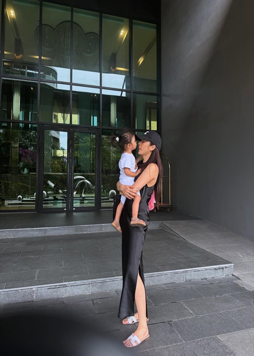 Nữ ca sĩ định giấu kín con gái Misumi đến năm cô nhóc được 18 tuổi nhưng vào tháng 4/2024, Bảo Anh "trượt tay" đăng hình ảnh Misumi trên tài khoản của mình thay vì tài khoản riêng tư dành cho ái nữ. Ảnh: FB Bảo Anh.