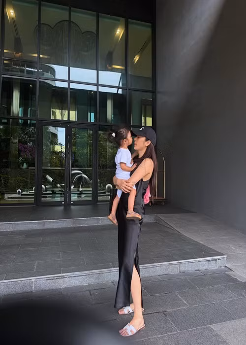 Nữ ca sĩ định giấu kín con gái Misumi đến năm cô nhóc được 18 tuổi nhưng vào tháng 4/2024, Bảo Anh "trượt tay" đăng hình ảnh Misumi trên tài khoản của mình thay vì tài khoản riêng tư dành cho ái nữ. Ảnh: FB Bảo Anh.