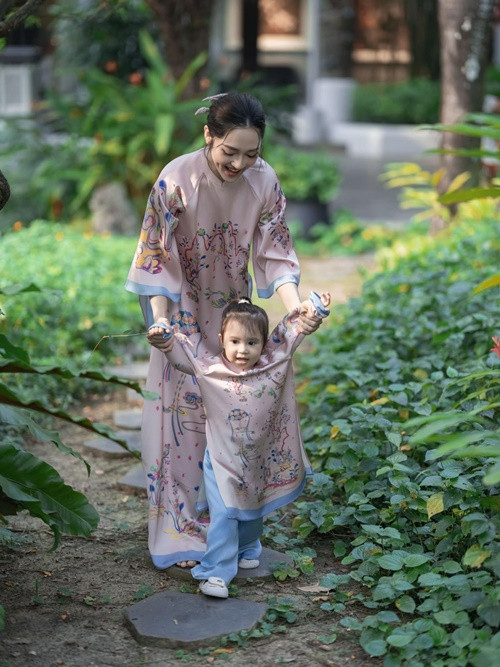 Nữ ca sĩ khoe những khoảnh khắc bình yên bên ái nữ dịp Tết vừa qua. Ảnh: FB Bảo Anh.