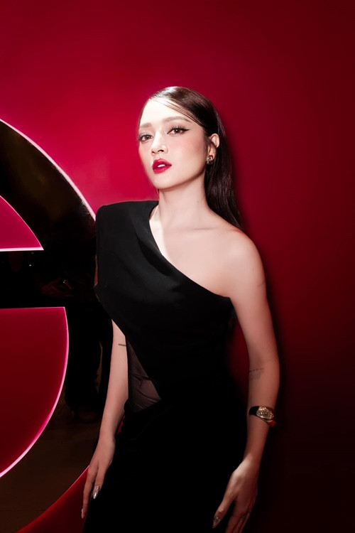 Bảo Anh khoe vẻ đẹp mặn mà, đằm thắm với váy hở vai. Ảnh: FB Bảo Anh.