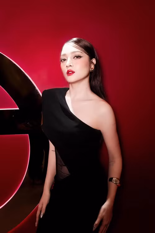 Bảo Anh khoe vẻ đẹp mặn mà, đằm thắm với váy hở vai. Ảnh: FB Bảo Anh.