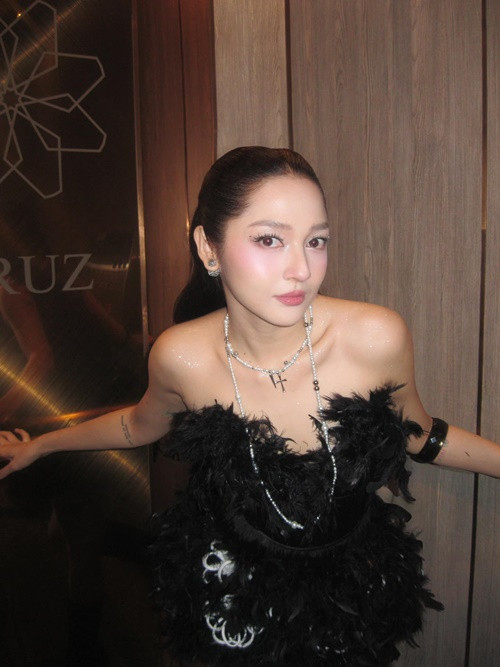 Từ hở bạo, nữ ca sĩ ăn vận kín đáo hơn. Ảnh: FB Bảo Anh.